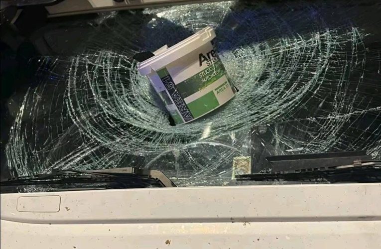 Festékes vödröt dobtak egy felüljáróról – csodával határos módon túlélte a kamionos