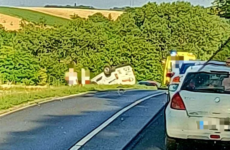 Egy kamion, egy kisteherautó és egy személygépkocsi ütközött össze