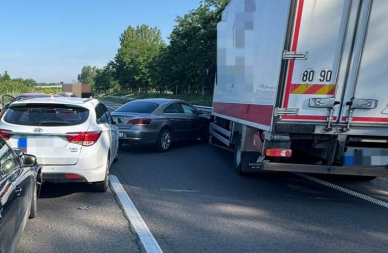 Öt személyautó és egy teherautó karambolozott