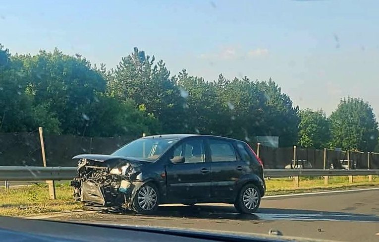 Két személygépjármű összeütközött