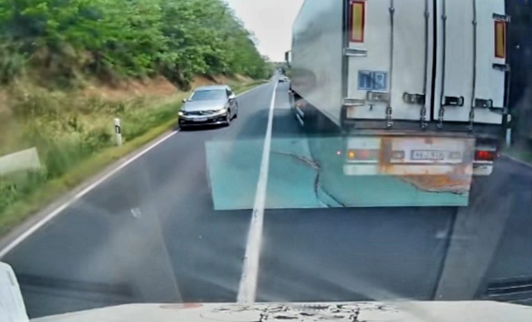 Kamion szorította le a furgont