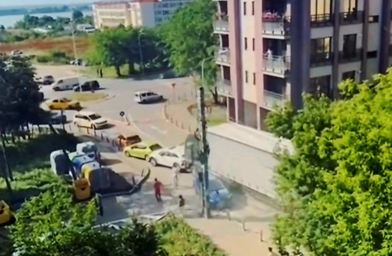 Nevetve tarolta le az autókat a kamionos