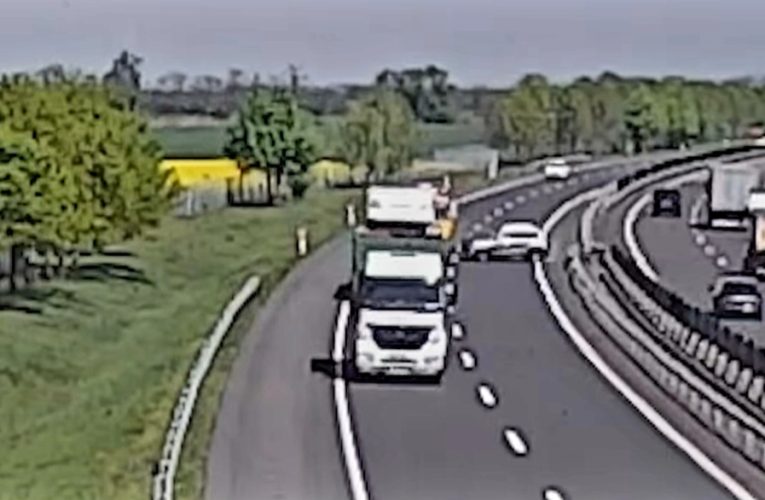 Egyenesen a kamionmentőbe csapódott az autó az autópályán