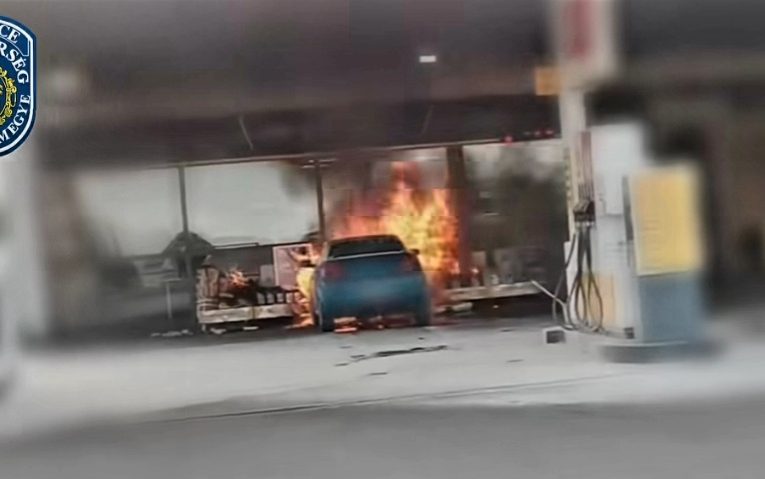 Kigyulladt egy autó az M0-son, majd magától elindult a benzinkút felé