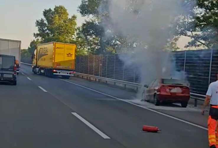 Kigyulladt egy személygépkocsi
