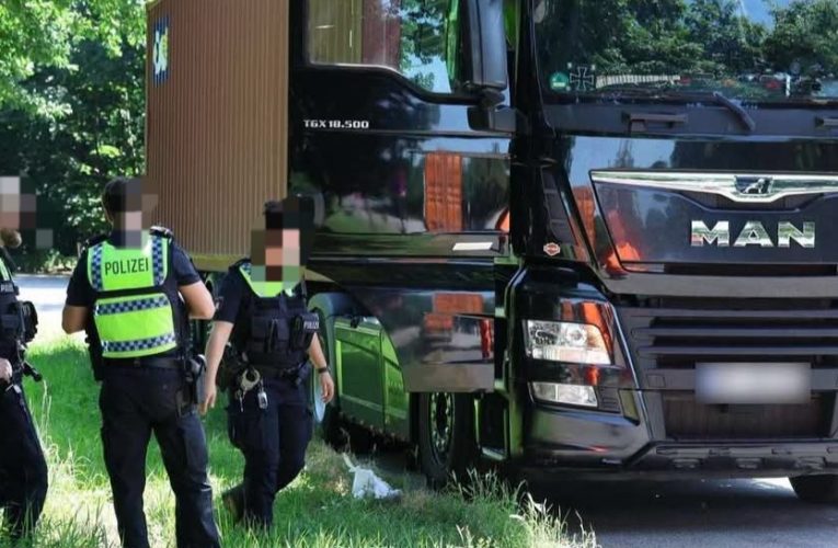 Holtan találtak egy kamionsofőrt a pihenőhelyen – a hőség szerepét is vizsgálják