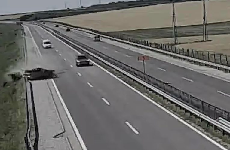 Egy pillanat alatt majdnem tömegbaleset lett az autópályán – döbbenetes videón a hajmeresztő manőver