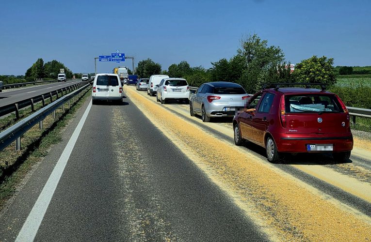 Sárga rejtély az M4-esen – kilométeres dugó alakult ki Üllőnél