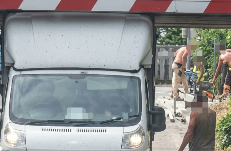 Hiába a tábla, ismét beszorult egy teherautó a hírhedt vasúti híd alá