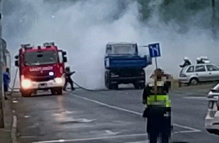 Kigyulladt, majd teljesen kiégett egy teherautó vezetőfülkéje