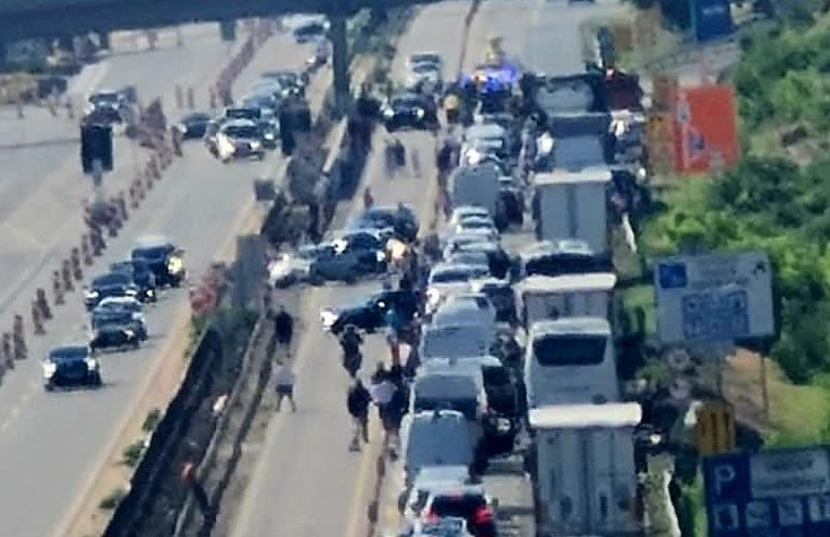 Két motoros és egy személygépjármű ütközött össze