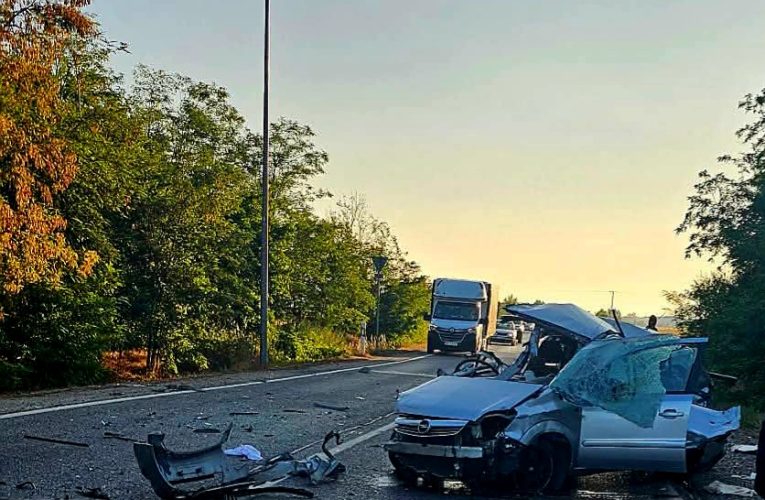 Frontális ütközés után egy kamionnak csapódtak