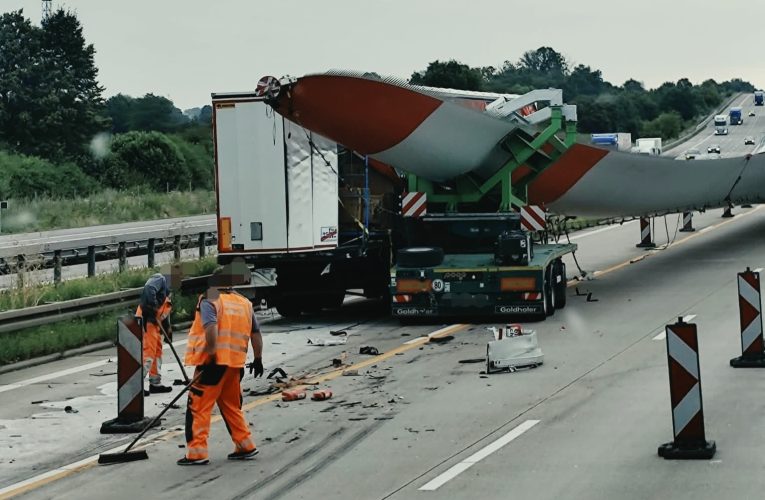 Szélturbina-lapát tarolta le a kamiont, órákra megbénult a forgalom