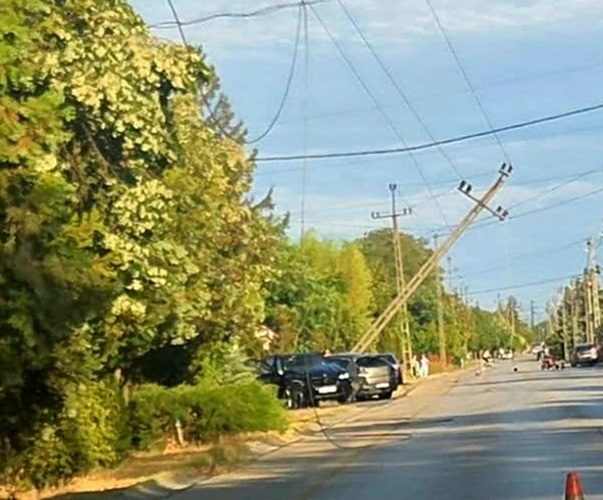 Durva baleset Dabason: villanyoszlopnak csapódott egy autó