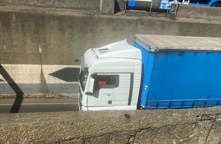 Kamion akadt el a ferihegyi gyorsforgalmi úton