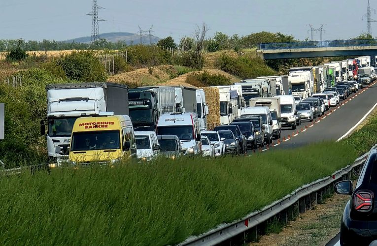 Kilométeres dugó bénítja a forgalmat