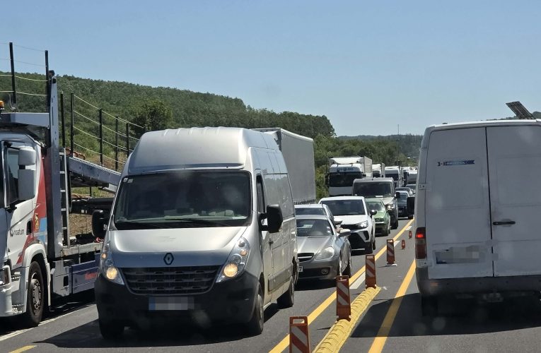 Kigyulladt kamion, balesetek és kilométeres dugók