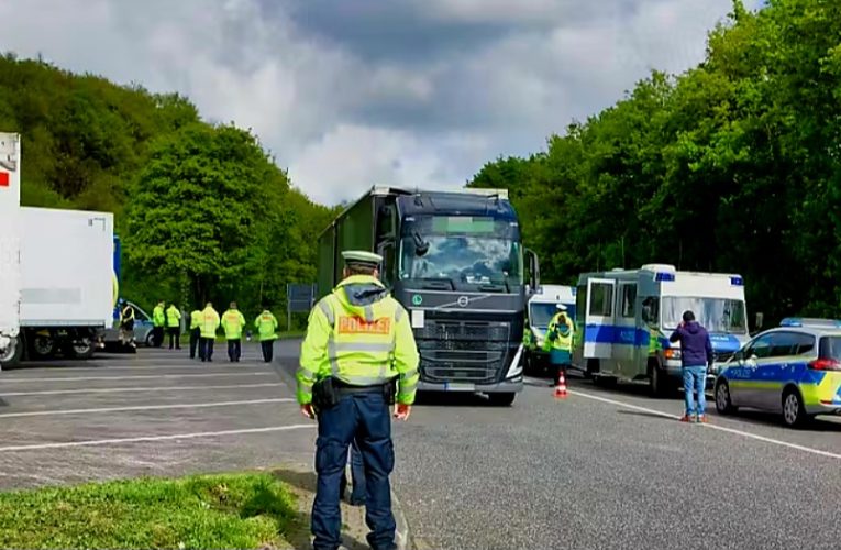 156 km/órával száguldott a 40 tonnás kamion az autópályán