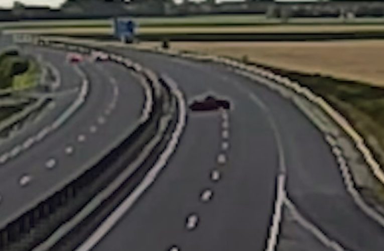 Megcsúszott a felhajtón, majd a szalagkorlát állította meg