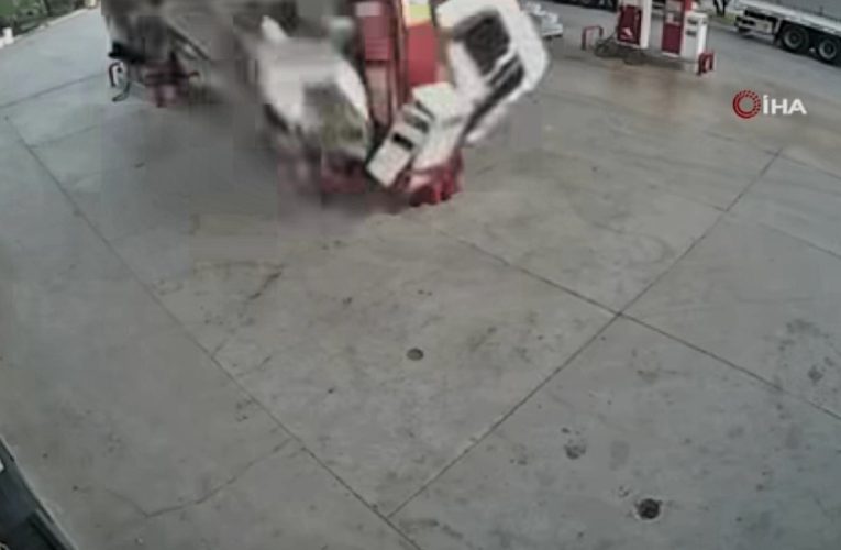 Benzinkút üzletébe csapódott