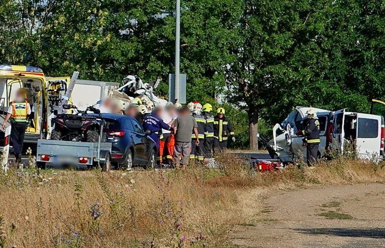 Munkásokat szállító kisbusz tért át a szembe sávba
