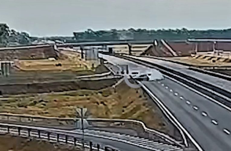 Fékezés nélkül rohant bele az előtte haladó autóba az M4-esen