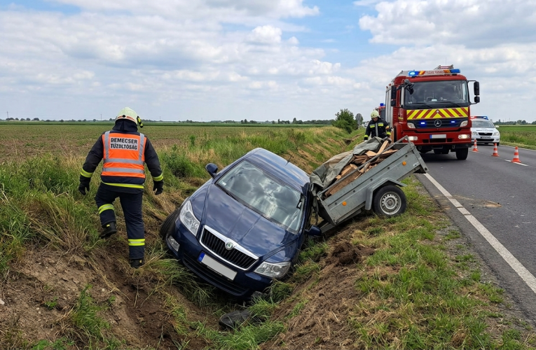 Árokba borult egy személyautó és a hozzá kapcsolt utánfutó