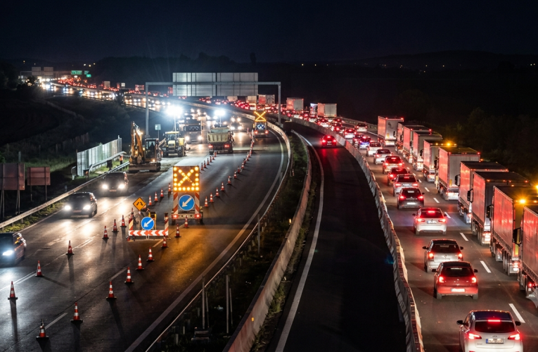 Több kilométeres kamionsor és lezárások az M1-esen