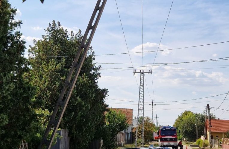 Villanyoszlopnak csapódott egy autó