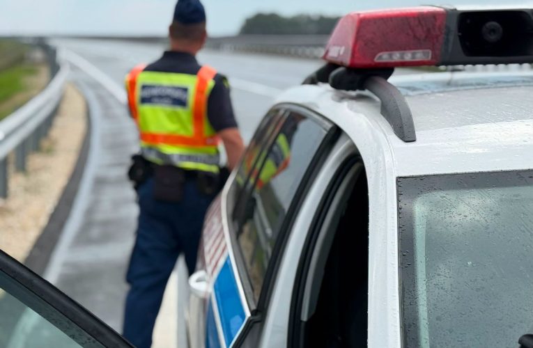 Kamion, két autó és egy mikrobusz ütközött