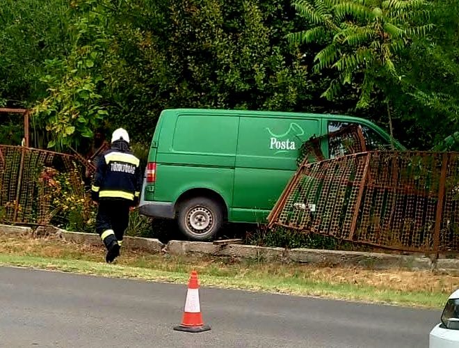Udvarba csapódott egy postásautó