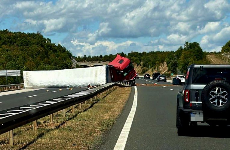 Kamion borult fel az A1-esen – órákig komoly feladatot adott a mentés