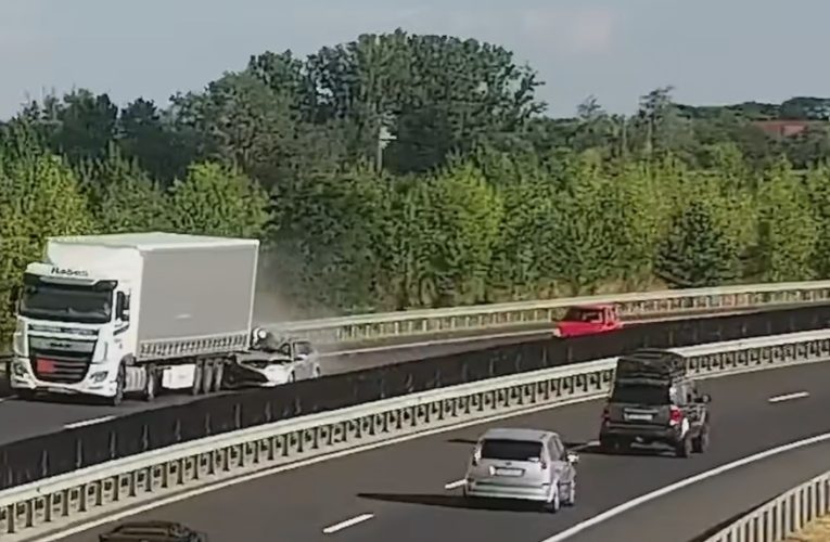 Kamion vonszolta magával az autót