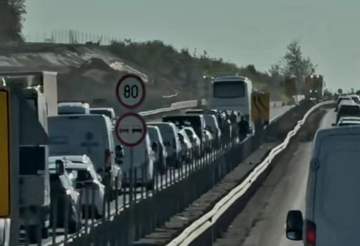 Műszaki hibás busz bénította meg az M1-est