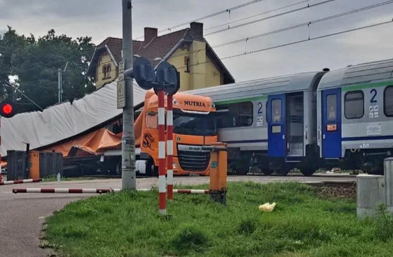 Vonat rohant a síneken álló kamionba