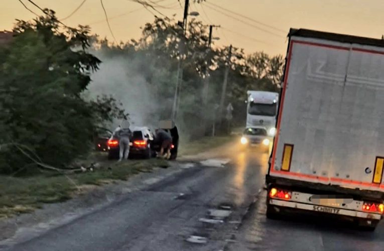 Villanyoszlopnak ütközött egy autó