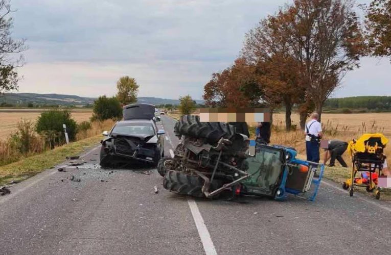 Személyautó ütközött a mezőgazdasági vontatónak