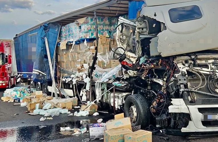 Két kamion ütközött hétfő reggel