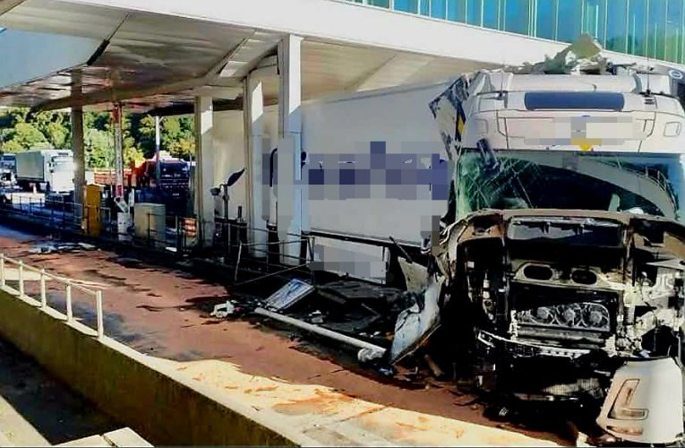 Kamion hajtott a fizetőkapuba az A36-oson