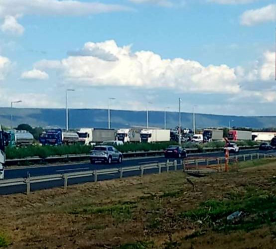 Közel 10 kilométeres a torlódás az M1-esen