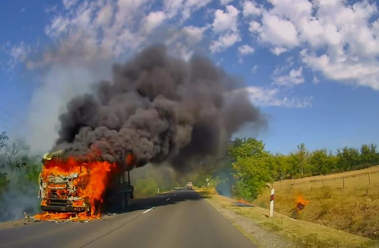 Kigyulladt egy teherautó