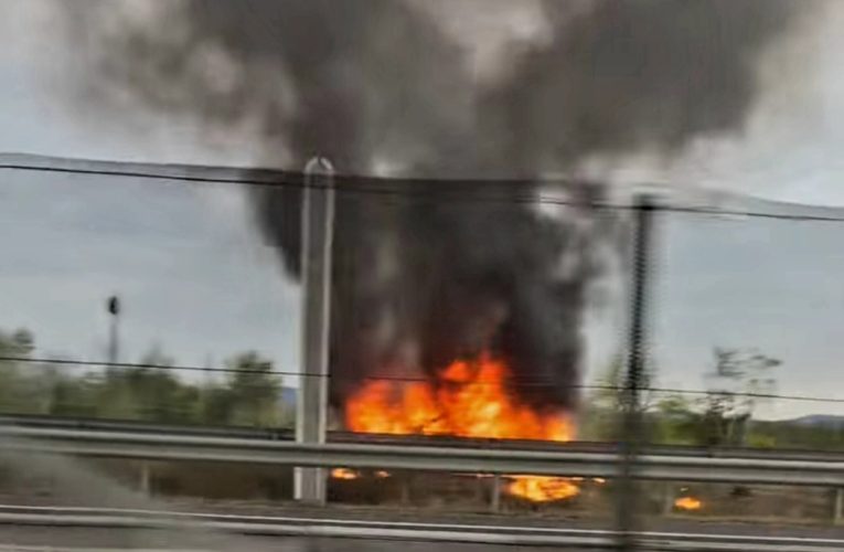 Kigyulladt egy személyautó