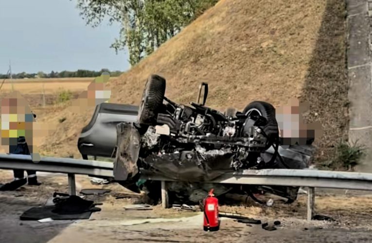 Szalagkorlátnak ütközött, majd felborult egy személyautó