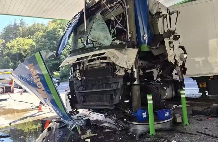 Kamion rongált meg egy üzemanyagkutat