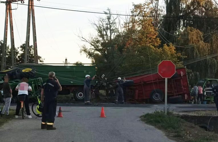 Felborult egy traktor és két vontatmánya Vállajon