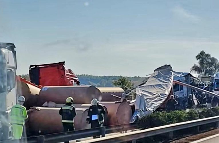 Több kamion ütközött az M1-esen