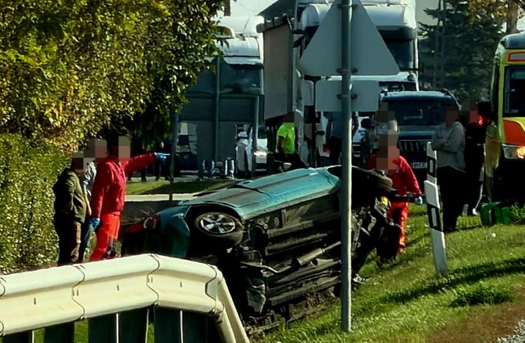 Kamionnal ütközött egy személyautó a 6-os főúton