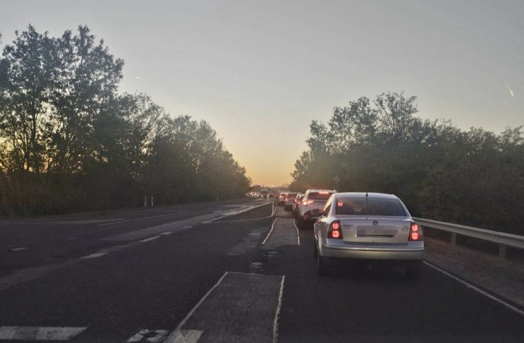 Menekülnének az autósok az M0-sról, de a kerülőutakon is áll a forgalom