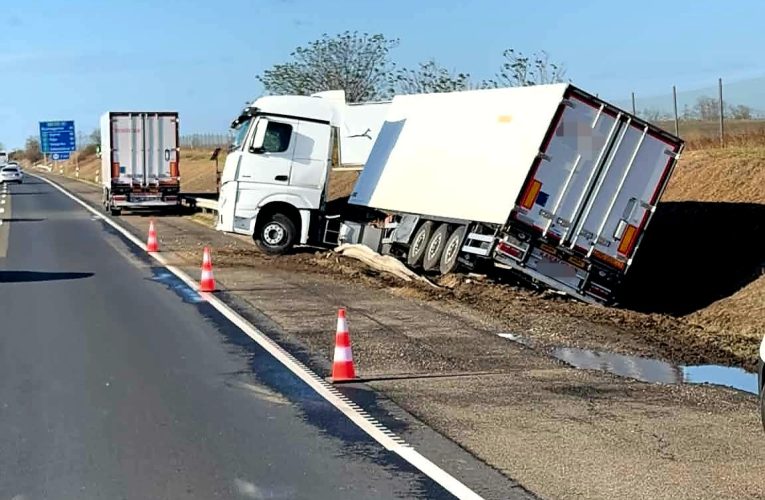 Árokba csúszott egy kamion az M1-es autópályán