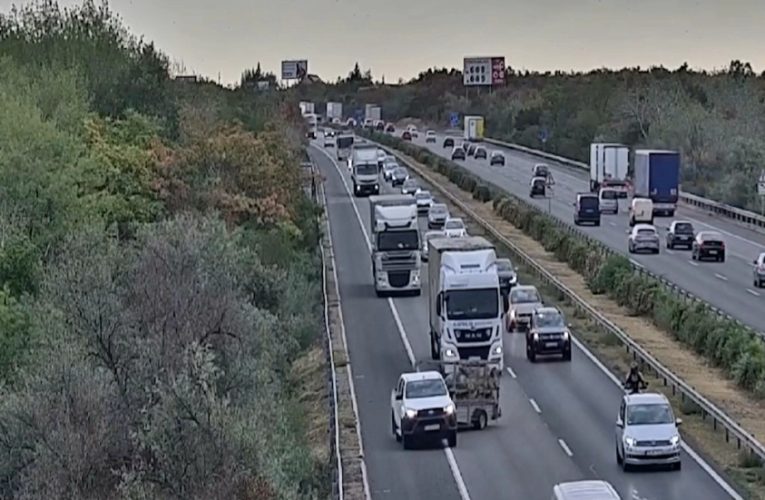 Keresztbe fordult az utánfutó az autópályán